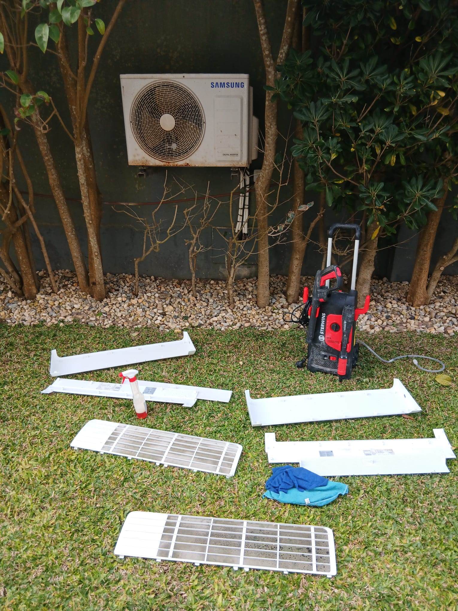 Filtros e unidade exterior a serem lavados