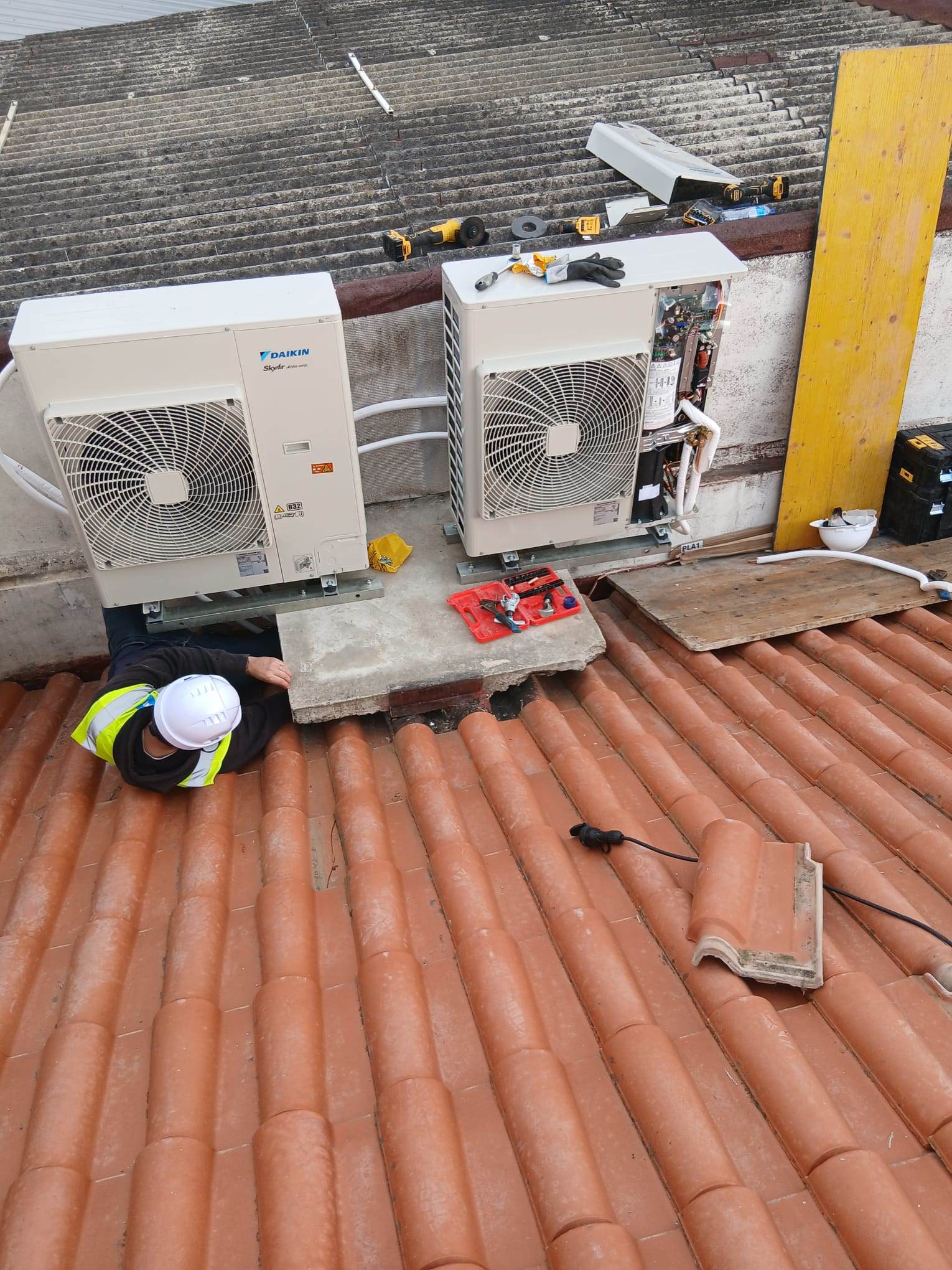 Trabalho exterior de ar condicionado Daikin
