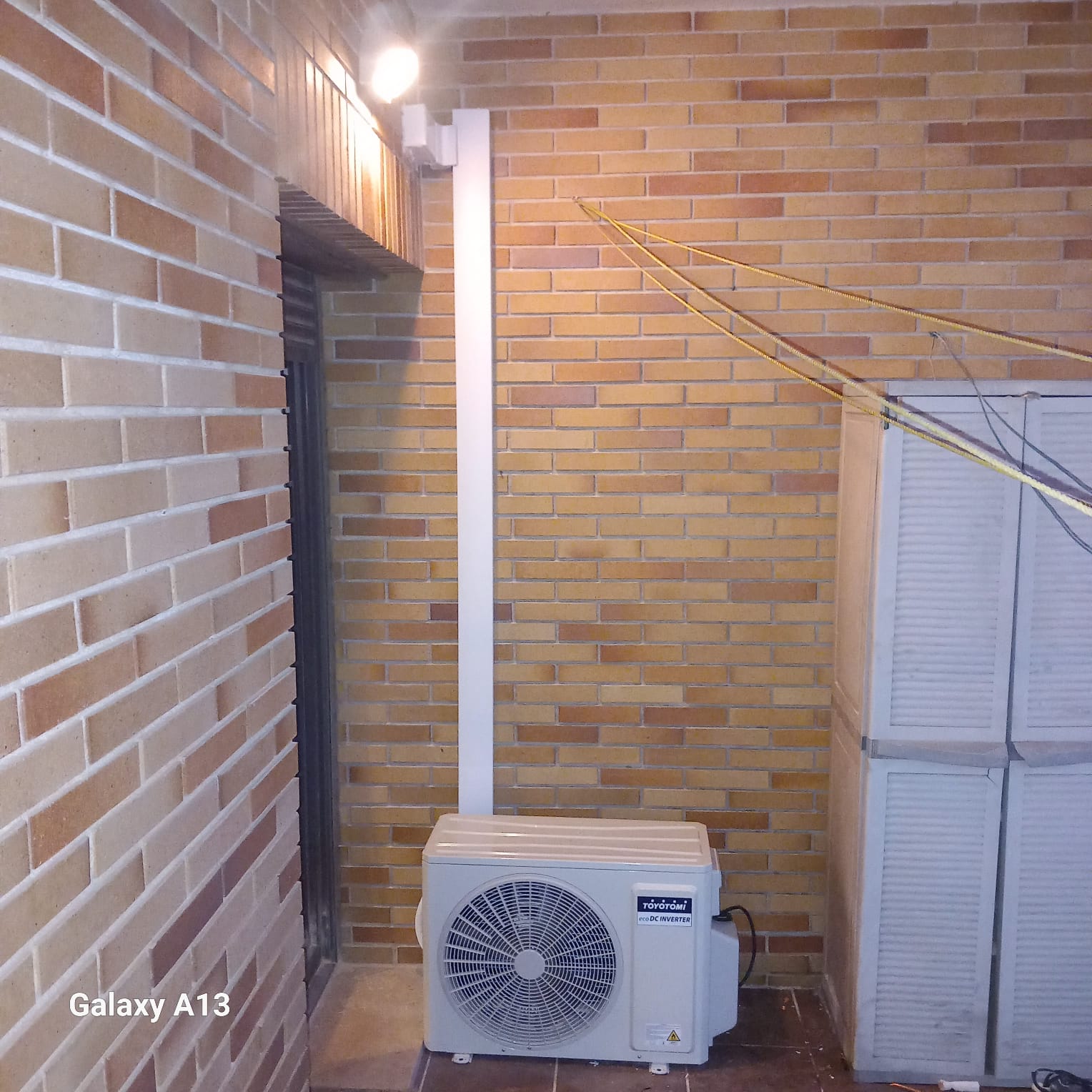 Ar condicionado exterior instalado com calha técnica em Lisboa