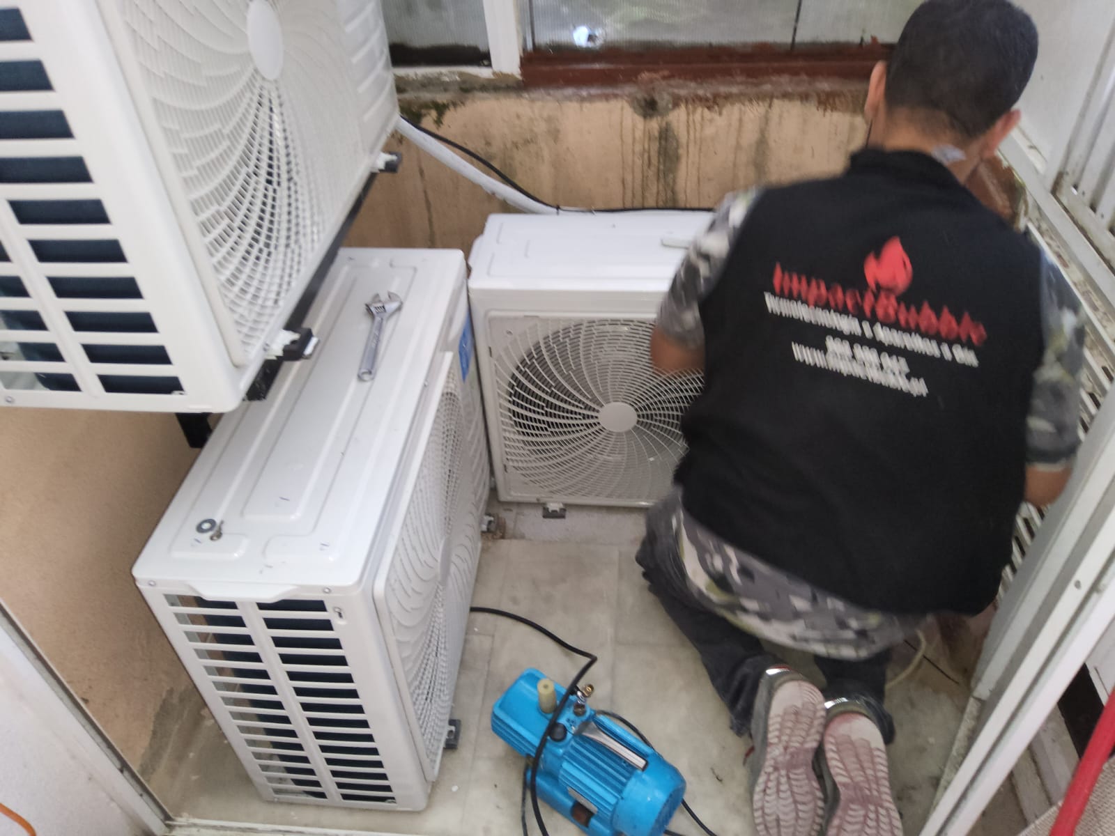 Técnico ImpactBubble a instalar três unidades exteriores de ar condicionado