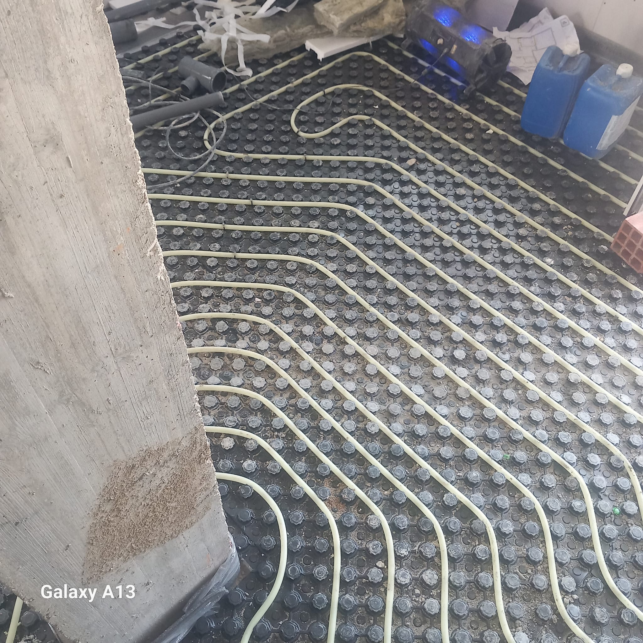 Piso radiante em obra em Mafra com tubagem distribuída no pavimento